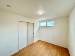 6帖　2カ所窓があり、通風・採光ともに良好です。嬉しい収納スペース付き！