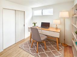 【書斎イメージ】1階と３階の居室は、在宅ワークや趣味にも使用可能。（写真：3階北洋室6帖） ※掲載画像は、完成建物の画像にCGで家具を合成配置したものです。実際にはモデルセッティングはございません。