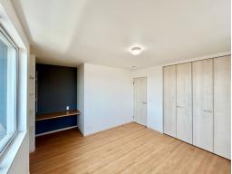 3階の9帖超えの洋室はダブルベッドを置いても余裕があり、家具のレイアウトも楽しくなりそう♪