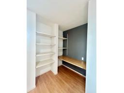 在宅ワークに最適なカウンターコーナー。可動棚付きの収納で資料や小物も整理しやすく、作業に集中できるスッキリ空間。（写真：3階南洋室9.2帖）