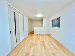 2階　LDK　忙しい朝もしっかり家族が揃って食事をして頂けるゆとりある大きさのダイニングスペース。