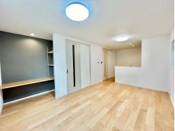 広々としたリビングでは家具選びも楽しみの一つになりますね勉強や仕事がはかどるカウンター付き！