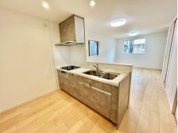 料理をしながらでもご家族との会話を楽しめる対面キッチン。調理中もお子様に目が届いて安心です。