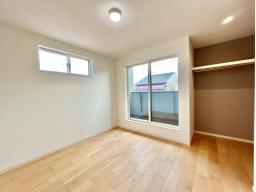 3階　7.6帖　バルコニーに面したお部屋なので、通風・採光ともに良好です。