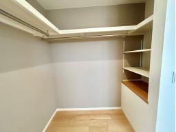 3階　7.6帖　ウォークインクローゼットは普段利用する衣服だけでなく、スーツケースや季節物も一箇所に収納できるため、衣替えの手間を省けます。