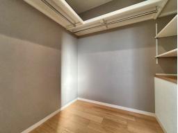 3階　7.6帖　ウォークインクローゼットは普段利用する衣服だけでなく、スーツケースや季節物も一箇所に収納できるため、衣替えの手間を省けます。