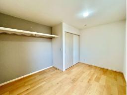 3階　6.8帖　クローゼット完備。窓があり、明るいお部屋です。