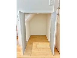 1階の階段下収納は防災リュックや懐中電灯など、防災用品をまとめて収納するのにも適しています。