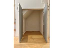 1階の階段下収納は防災リュックや懐中電灯など、防災用品をまとめて収納するのにも適しています。