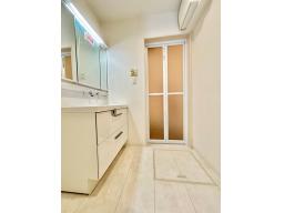 1階に洗面室などの水回りを集約し、外出や帰宅時もスムーズな間取りです！