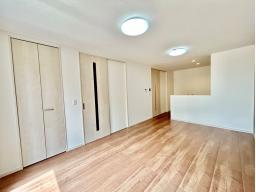 木の温もりを感じる開放的な空間。週末は友人を呼んでホームパーティーも！