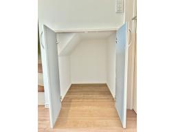 1階の階段下収納は防災リュックや懐中電灯など、防災用品をまとめて収納するのにも適しています。