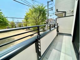 2階のバルコニー　日当たりが良好で使い方様々。洗濯物も乾きやすいです！