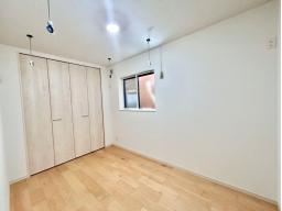 1階　5帖　大切なプライベート空間。趣味に合わせて使って頂けるようシンプルに仕上げました。