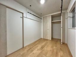 1階　5帖　大切なプライベート空間。趣味に合わせて使って頂けるようシンプルに仕上げました。