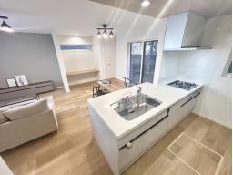 ３口ガスコンロ・無水両面焼グリル付・食洗器・キッチンコンセントあり。引出しを滑らかに引き込む機構と奥行きいっぱいまで引き出せるフルエクステンション構造を採用した高品位仕様。