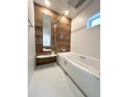 お湯が冷めにくい、浴槽保温材と保温組フタの「ダブル保温」構造。くるりんポイ排水口など毎日のお手入れもラクラク。ガス温水浴室暖房乾燥機付です。