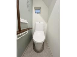 従来の衛生陶器ではできなかった「ガンコな水アカ」なども落とせる、お掃除ラクラクなアクアセラミック。アクセントクロスでおしゃれな空間に。