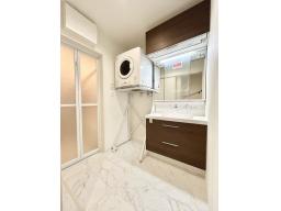 ガス衣類乾燥機「乾太くん」8キロタイプを設置。短時間乾燥なので干す手間も取り込む手間がかかりません。