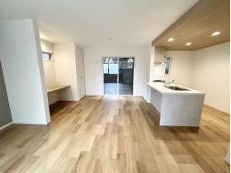 リビングにはワーキングスペースとして活用できるカウンターがあります。