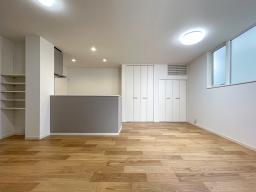 約16帖のLDKは、家族が自然と集まりやすいリビング設計。例えば、お好みのダイニングテーブル、TVボード＆ソファ、南西の角にはグリーンやカウンターを配置すれば、食事やくつろぎ、リビング学習にぴったりです。