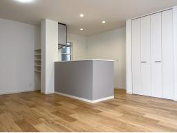 約16帖のLDKは、家族が自然と集まりやすいリビング設計。例えば、お好みのダイニングテーブル、TVボード＆ソファ、南西の角にはグリーンやカウンターを配置すれば、食事やくつろぎ、リビング学習にぴったりです。