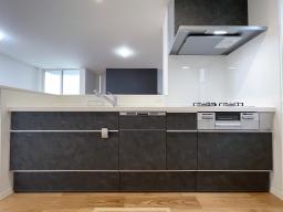 家族との会話を楽しめる対面キッチンは、キッチンにいながら、家族を見ることができ、作業もはかどります。 マットなコンクリート調のキッチンは、スタイリッシュなご家族にぴったり。