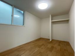 オープンクローゼットは「見せる収納」でおしゃれなインテリアに。また換気が良いため湿気やカビがこもりにくく、扉の開閉が不要で、毎日のコーディネートや片付けがスムーズです。（写真：北西洋室6.7帖）