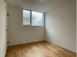 2階　6帖　クローゼット完備。窓があり、明るいお部屋です。