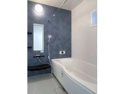 キレイサーモフロアで冬でも足元が冷たくなりにくく、まる洗いカウンターは壁から外して丸ごと洗えるため掃除も簡単。快適性と清掃性、デザイン性を兼ね備えたバスルーム（LIXIL）です。