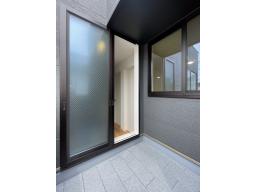 2階のバルコニーはプライベート性が高く、くつろぎにもお洗濯干しにも適します。また暗くなりがちな階段や２階廊下に、窓を通して陽の光を届けることで、明るく開放的な空間にしています。