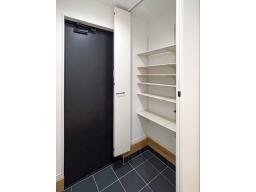 家族の靴がたっぷり入るシューズクローク。可動棚のため高さ調節ができ、シューズ以外のレイングッズやアウトドア用品なども収納可能です。