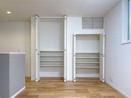 食料品や調理家電などキッチン周りのものを収納できるパントリー（可動収納）がキッチンをすっきり保ち広々と使えます。さらに収納上部のエアコンルーバーは、エアコンの機能性そのまま、生活感を感じさせません。