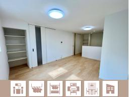 木の温もりを感じる開放的な空間。家族が自然に集まり、くつろげるリビングが魅力的！