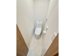 落ちにくい汚物汚れも、水を流すだけツルンっと落とせる新素材”アクアセラミック”で毎日のお手入れ簡単！