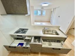 料理がはかどる3口コンロで使いやすい工夫がいっぱいのシステムキッチン。