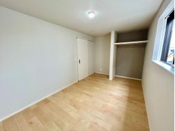 ３階　7.5帖　収納付きの使いやすそうなお部屋です。子供部屋や書斎に。