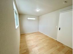 家具のレイアウトが楽しめそうな3階7.5帖。子供部屋や寝室、書斎としても♪