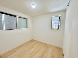 １階　5.2帖　大切なプライベート空間。趣味に合わせて使って頂けるようシンプルに仕上げました。