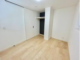 １階　5.2帖　部屋に収納がついているので、それぞれの収納スペースを設けやすいです。