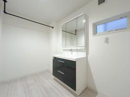 1階　洗面　1階に洗面室などの水回りを集約し、外出や帰宅時もスムーズな間取りです！