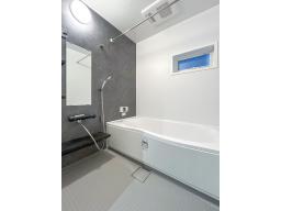 1階　浴室　ゆったり広々した浴室！お子様とワイワイ入浴を楽しんだり、一人でまったり寛ぐこともできます！