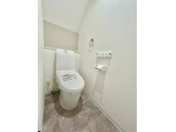 1階　トイレ　トイレも二箇所と充実しており、ご家族で使い分けることもできます。