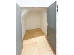 １階の収納は防災リュックや懐中電灯など、防災用品をまとめて収納するのにも適しています。