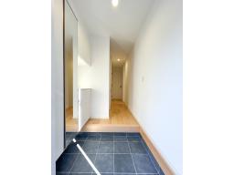 玄関で靴を履いた状態での全身チェックが鏡でできるため、外出前の最終確認に便利です。