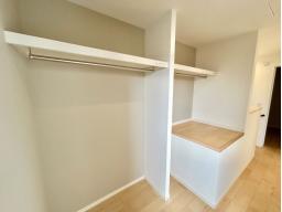 廊下にFCLを設けることで、家族全員の衣類や日用品をまとめて収納でき、各部屋の収納スペースを有効活用できます。