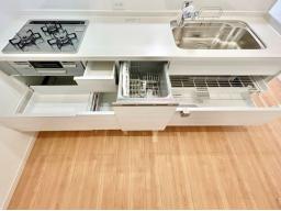 使いやすい工夫がいっぱいのシステムキッチン。食器洗い乾燥機が標準搭載されていますので、家事の時間短縮でゆとりの時間が生まれます。