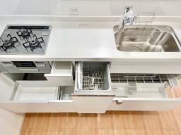 使いやすい工夫がいっぱいのシステムキッチン。食器洗い乾燥機が標準搭載されていますので、家事の時間短縮でゆとりの時間が生まれます。