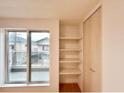 リビングにも可動棚を設けており、ご家族共用の収納スペースも充実しています♪