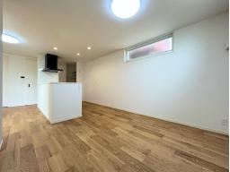 キッチンから見たダイニング　週末は友人を呼んでホームパーティーも！